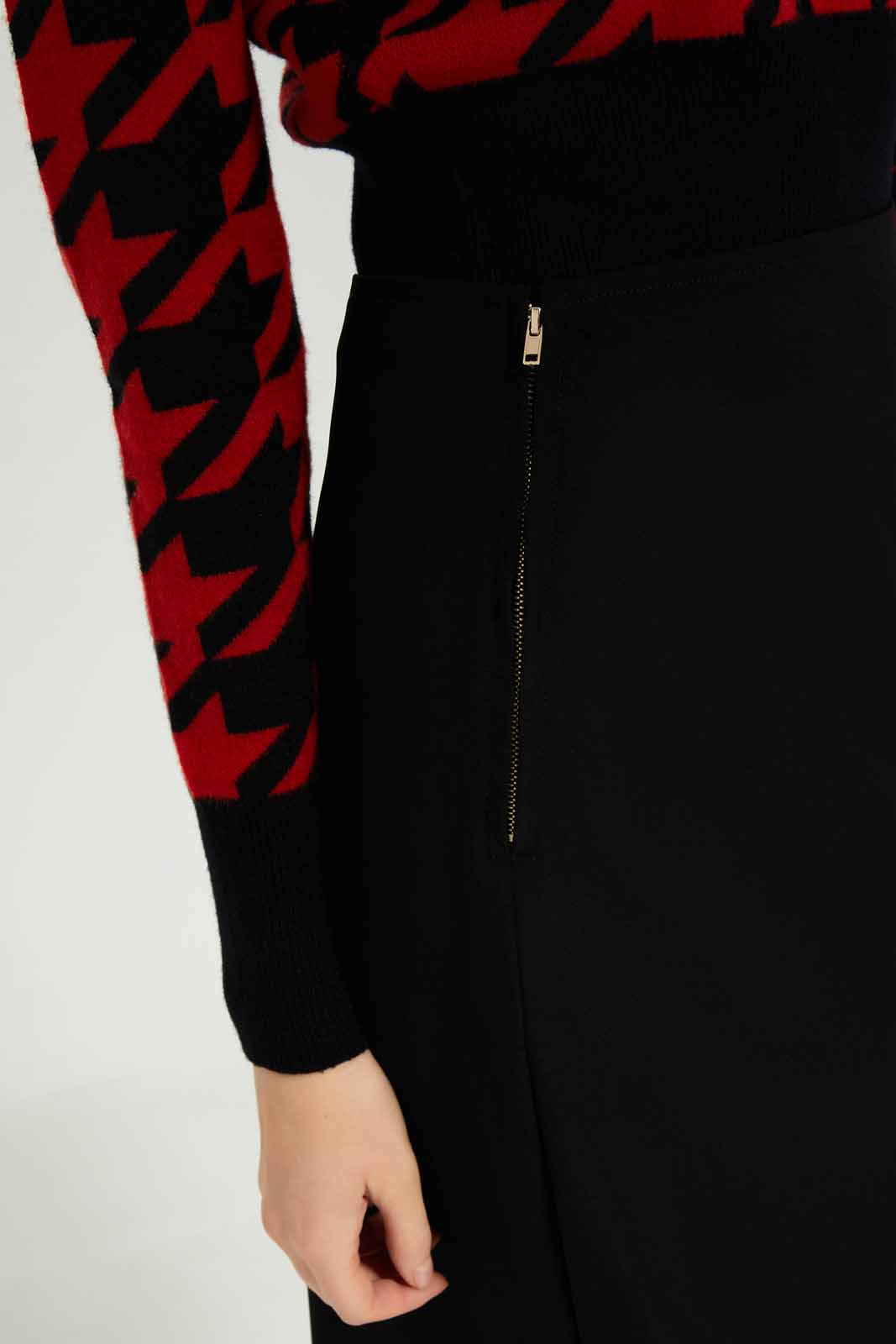 Redtag-Women-Black-Straight-Fit-Skirt-Category:Skirts,-Colour:Black,-Deals:New-In,-Dept:Ladieswear,-Filter:Women's-Clothing,-LEC,-LEC-Skirts,-New-In-LEC-APL,-Non-Sale,-S23A,-Section:Women-Women's-