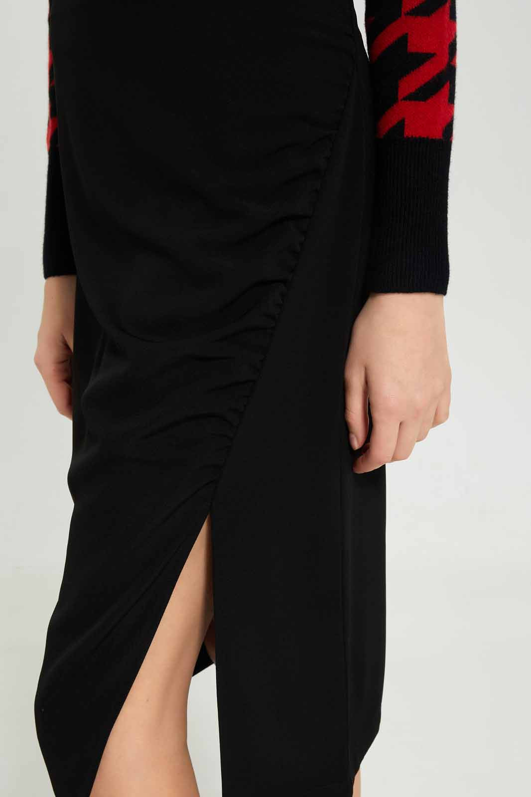 Redtag-Women-Black-Straight-Fit-Skirt-Category:Skirts,-Colour:Black,-Deals:New-In,-Dept:Ladieswear,-Filter:Women's-Clothing,-LEC,-LEC-Skirts,-New-In-LEC-APL,-Non-Sale,-S23A,-Section:Women-Women's-